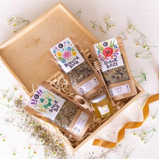 Vyberte voňavý darček, ktorý poteší chuťové poháriky a pohladí na duši. 🤤 Tri výberové sypané čaje, jemný agátový med,...