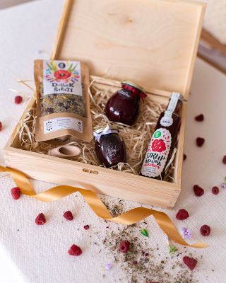 💌 Darčeková sada pre moju drahú polovičku Láska chutí sladko… napríklad ako maliny. ❤️ V elegantnej drevenej krabičke s...