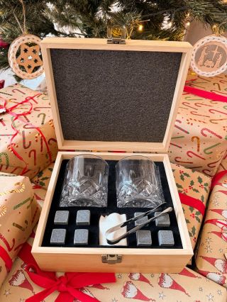 🎄✨ Tip na darček pre neho ✨🎄 Hľadáte darček, ktorý má eleganciu a kúsok osobného čara? Táto luxusná whisky sada v...